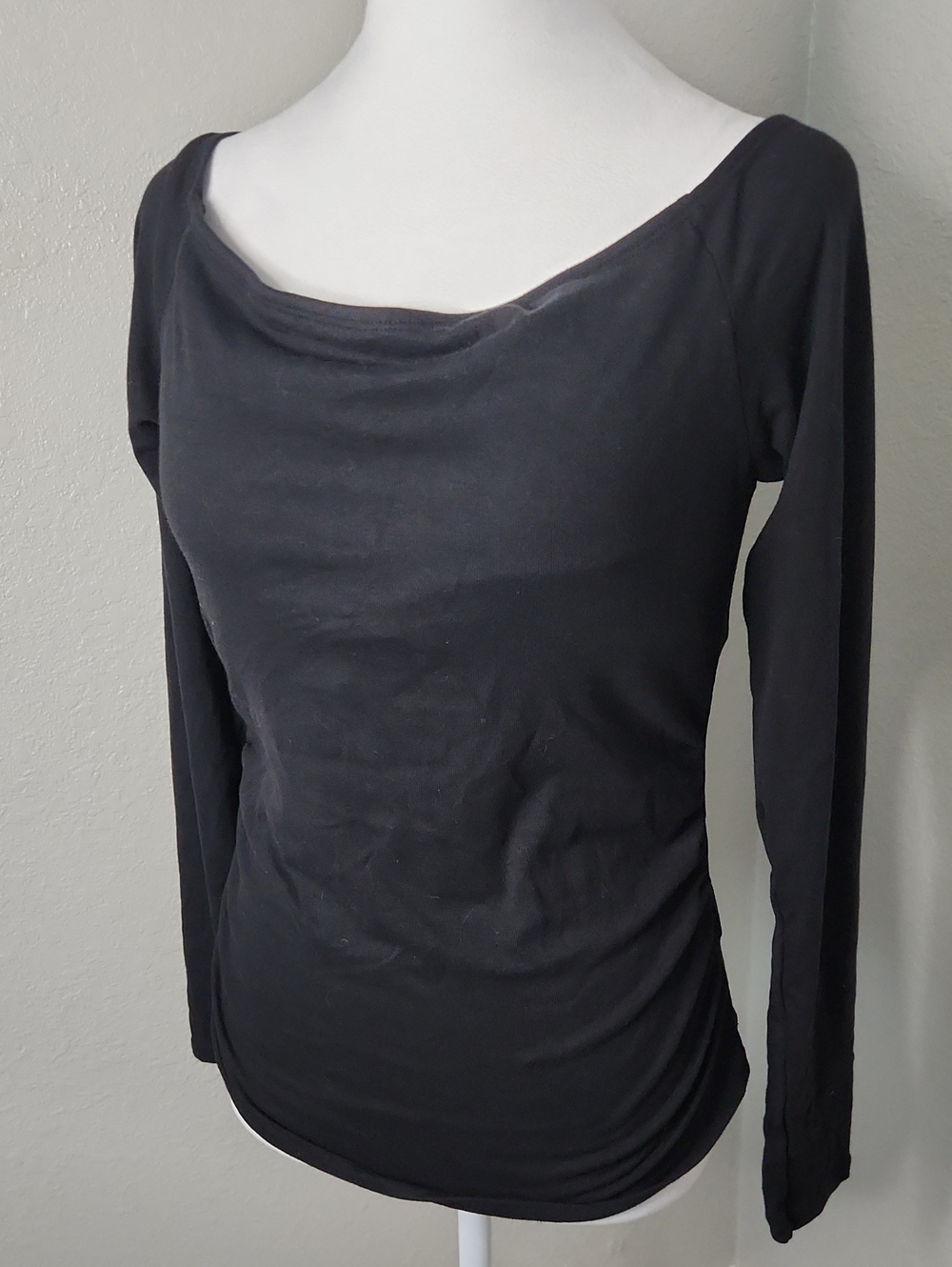 Attraco Sports Black Long-Sleeve Scoop Neck Top
